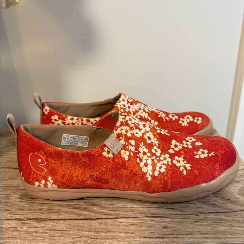 UIN Vibrant Orange Floral Canvas Shoes Size 10.5